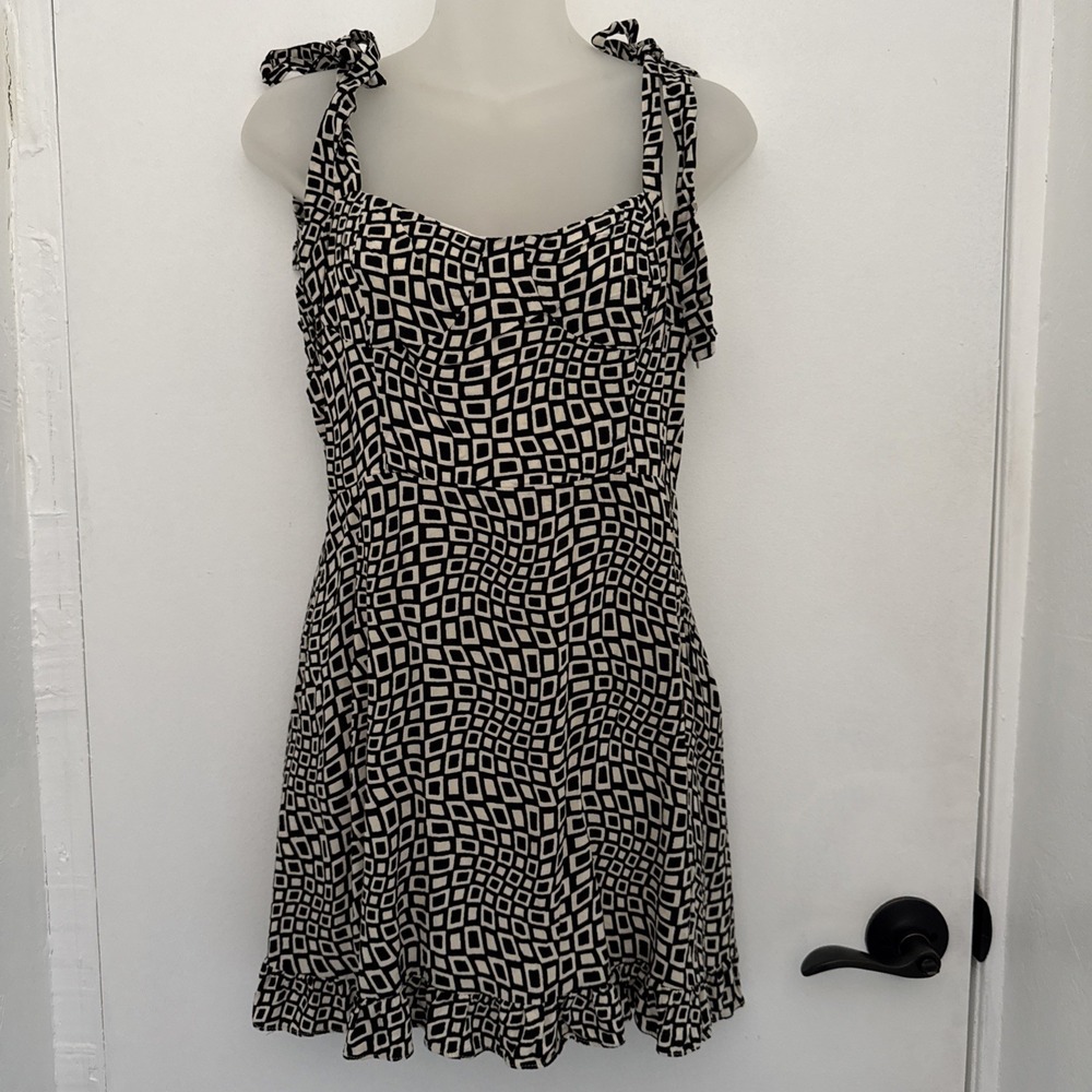 URBAN OUTFITTER Dress Womens L Jolene Geo Print Mini Black White Smocked Chic